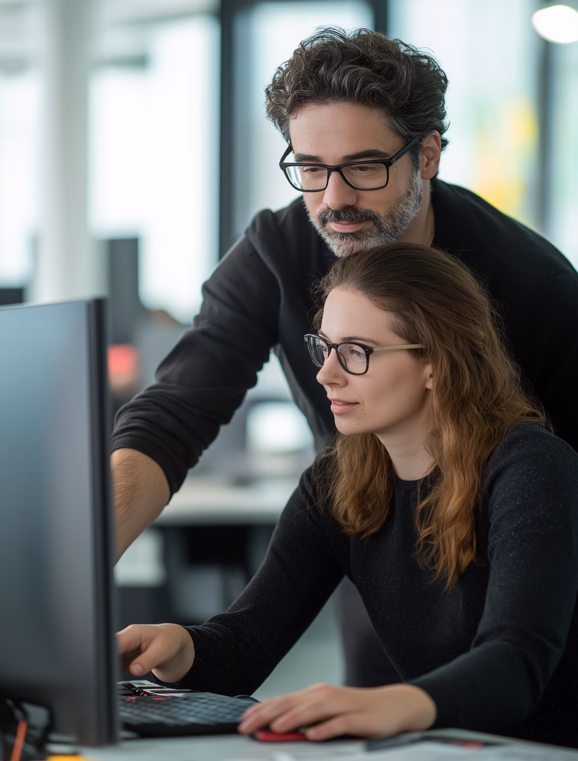 IT-Unterstützung - zwei Kollegen lösen ein Problem am Computer